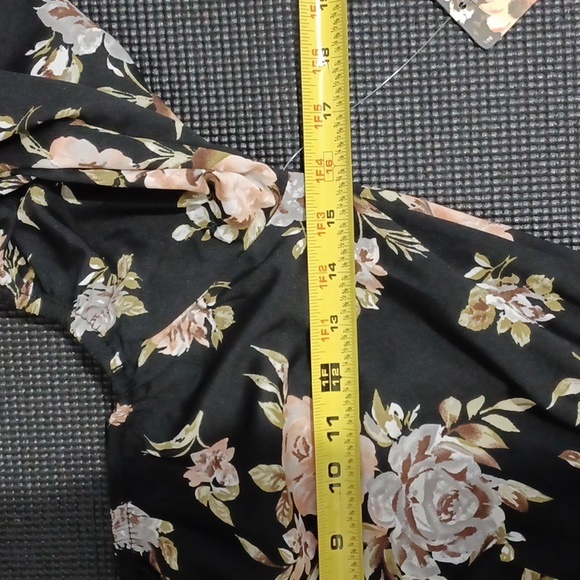 BLUSH top.  Floral flowy top, off shoulder shirt w/ elastic waist.  Medium. NWT - Picture 13 of 15